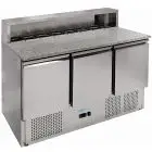Refrigerated saladette and pizza counter - Stainless steel AISI 201 - Mod G-PS903-FC - Gastronorm 1/1 (cm 53 x 32,5) -Static cooling - N 3 solid door - Temperature range +2°/+8°C - Dimensions cm L 136,5 x D 70 x 102 H